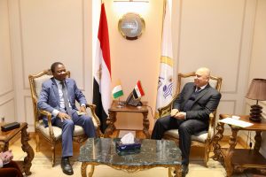 نائب رئيس مجلس الوزراء للتنمية الصناعية يبحث مع  سفير كوت ديفوار  تحقيق التعاون المشترك