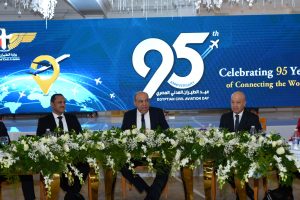 الحفني يستعرض خطة قطاع الطيران المدني والرؤية المستقبلية للوزارة وجميع هيئاتها وشركاتها