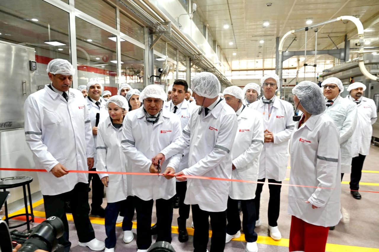 وزير الصناعة يشهد فعاليات افتتاح خط إنتاج جديد بمصنع شركة كوكاكولا