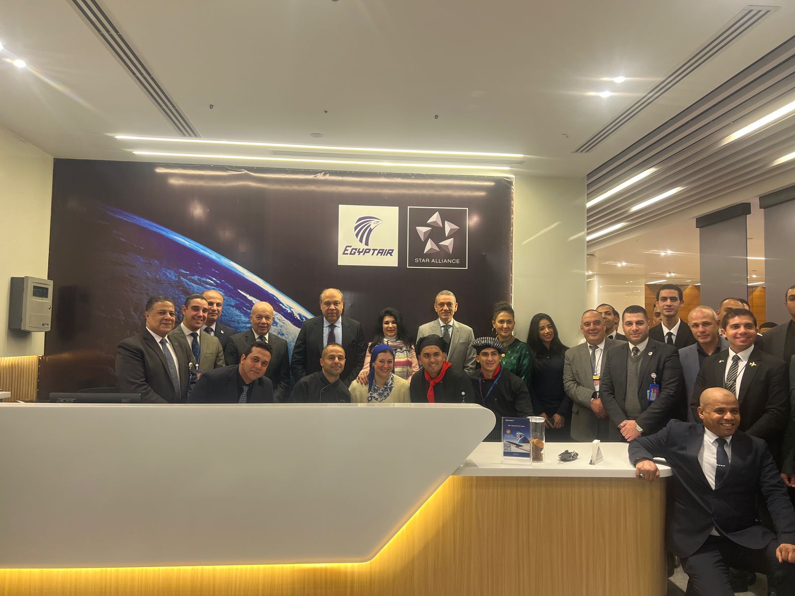 وزير الطيران المدني في جولة تفقدية لمطار القاهرة الدولي ويهنئ العاملين في مختلف مواقع العمل بالمطار.