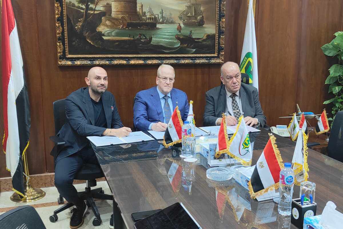 الميناء توقع اتفاقية مع الشركه المصريه لخدمات الطيران(E .A.s) لإدارة ٦ استراحات لمباني مطار القاهرة