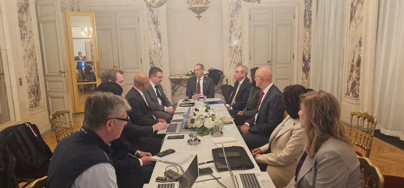 وزير الاتصالات يبحث مع قيادات شركة اورنج بفرنسا تعزيز التعاون في مجالات الذكاء الاصطناعي