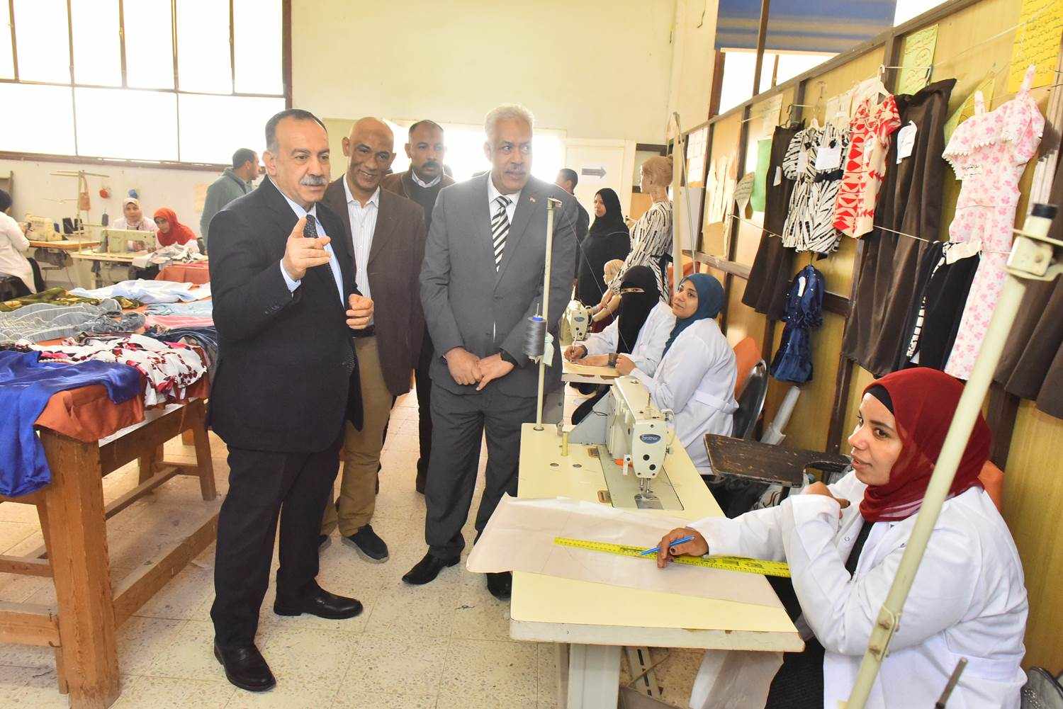 محافظ أسيوط يتفقد مركز التدريب المهنى ويكرم ١٦ فتاة متدربة خريجي ورشة الخياطة