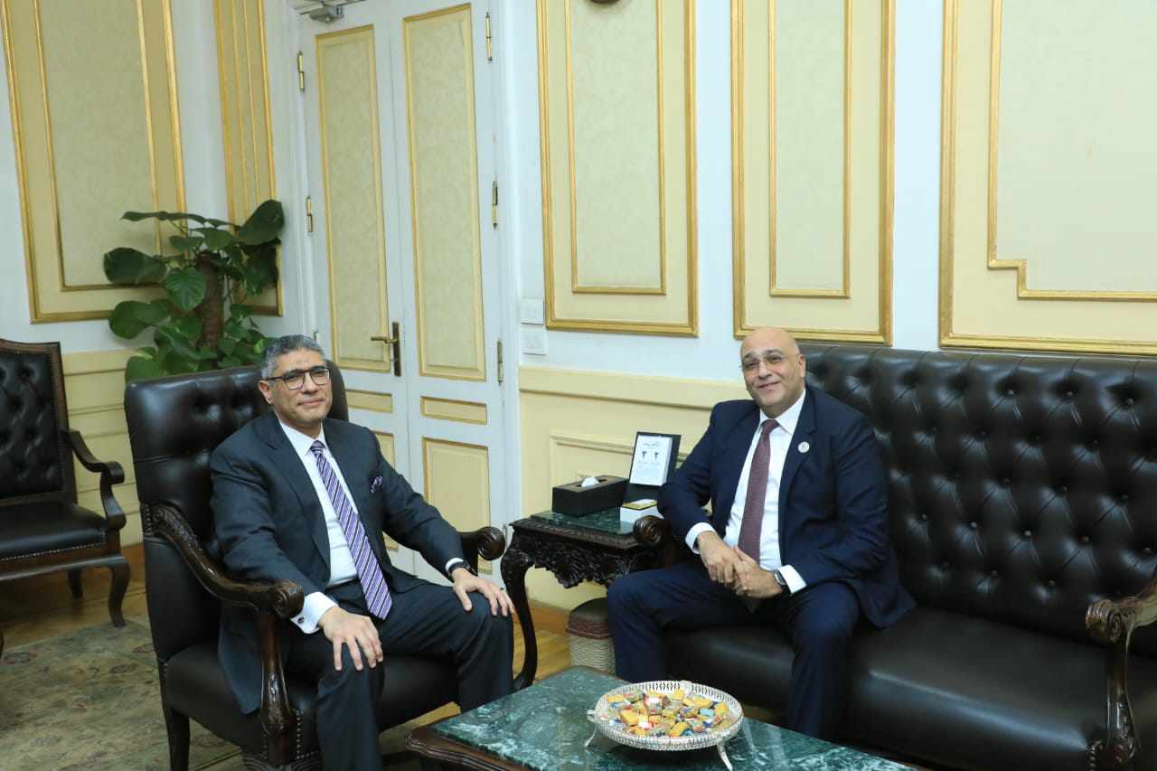 محافظ الجيزة يوقع بروتوكول تعاون مع جهاز تنمية المشروعات الصغيرة لتطوير منطقة ميت عقبة