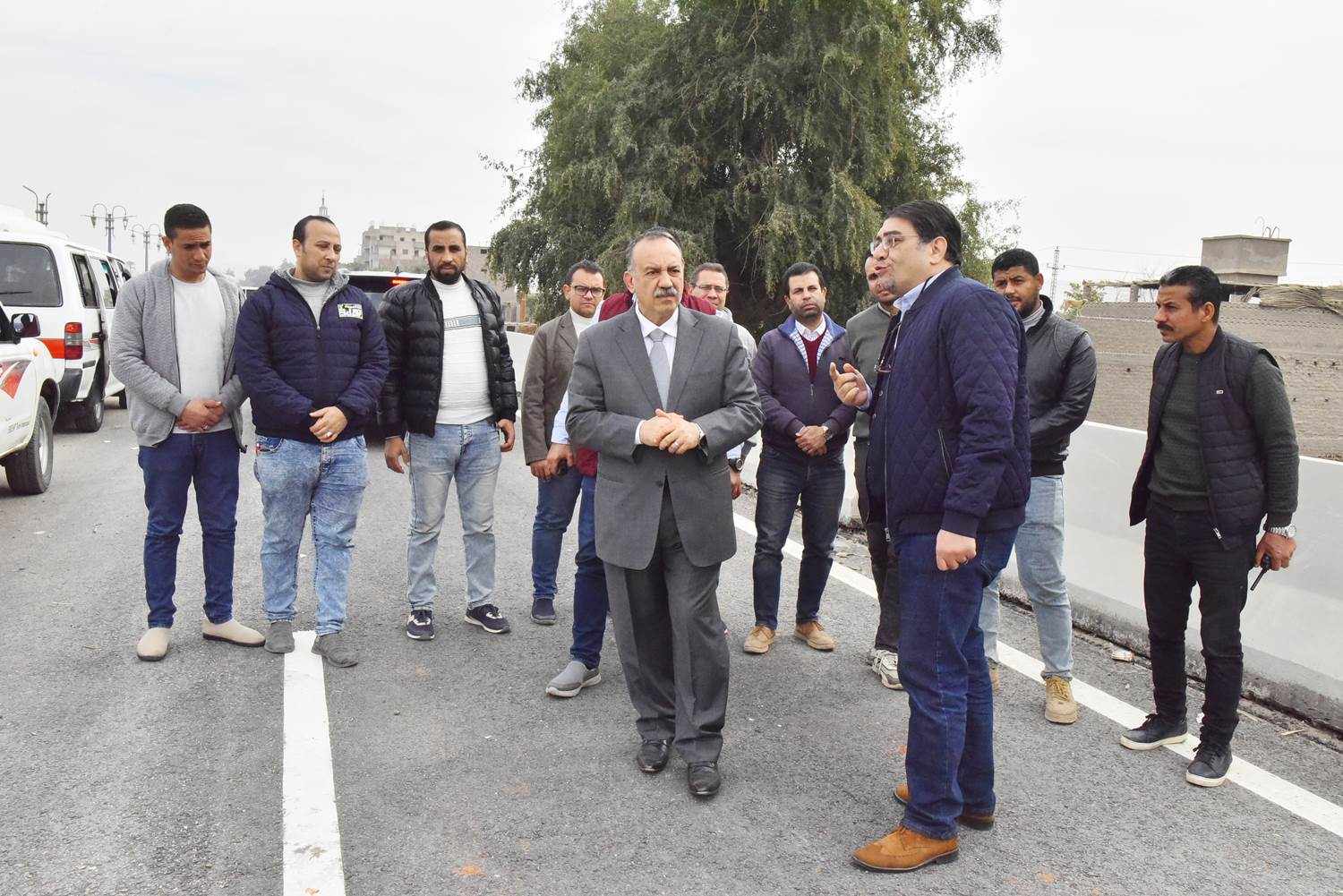 إزالة اشغالات وتعديات الباعة الجائلين على حرم الطرق بنطاق حي غرب أسيوط