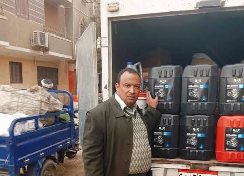 سيارة محملة بزيوت