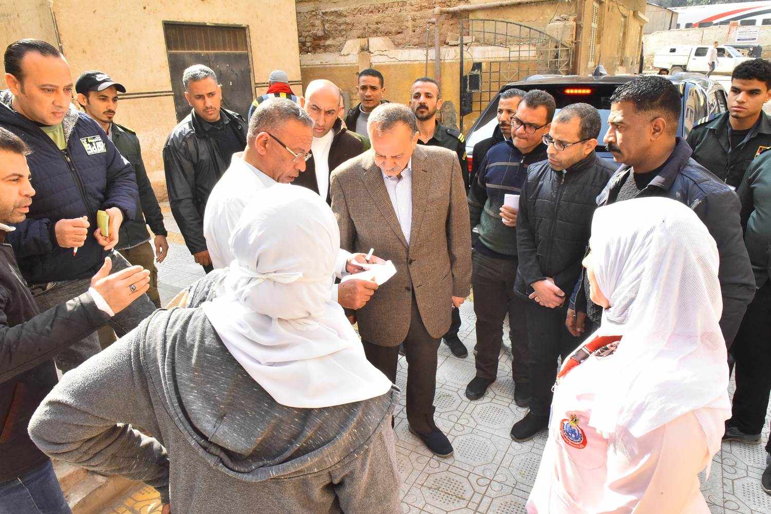 محافظ أسيوط يفاجئ العاملين بمستشفى الولادة والصحة الإنجابية بمنفلوط