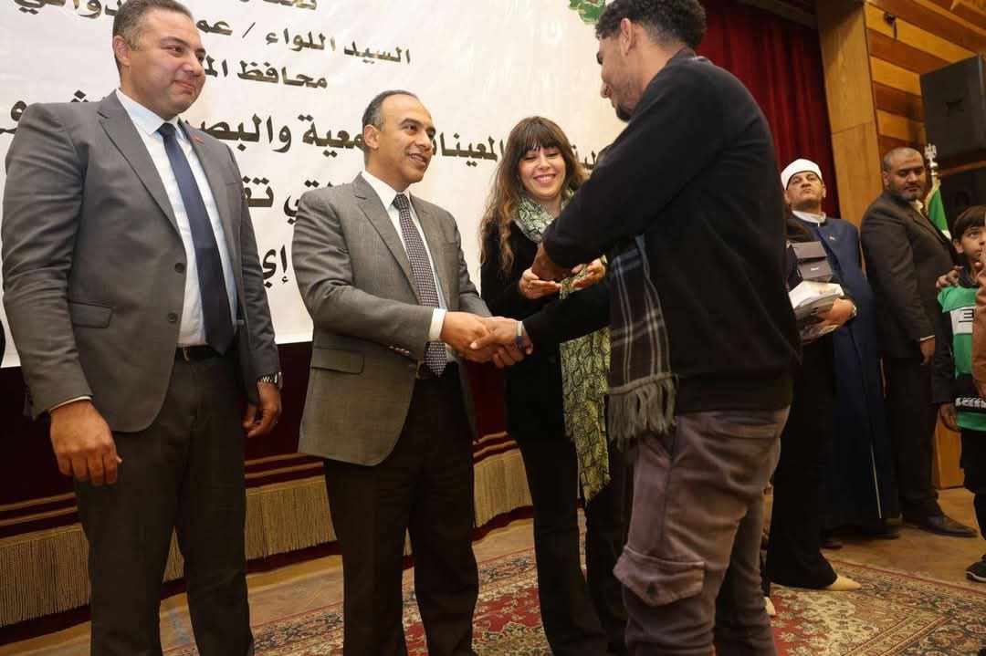 تسليم 407 أجهزة من المعينات السمعية والبصرية بالتعاون مع شركة اى أند مصر اتصالات بالمنيا