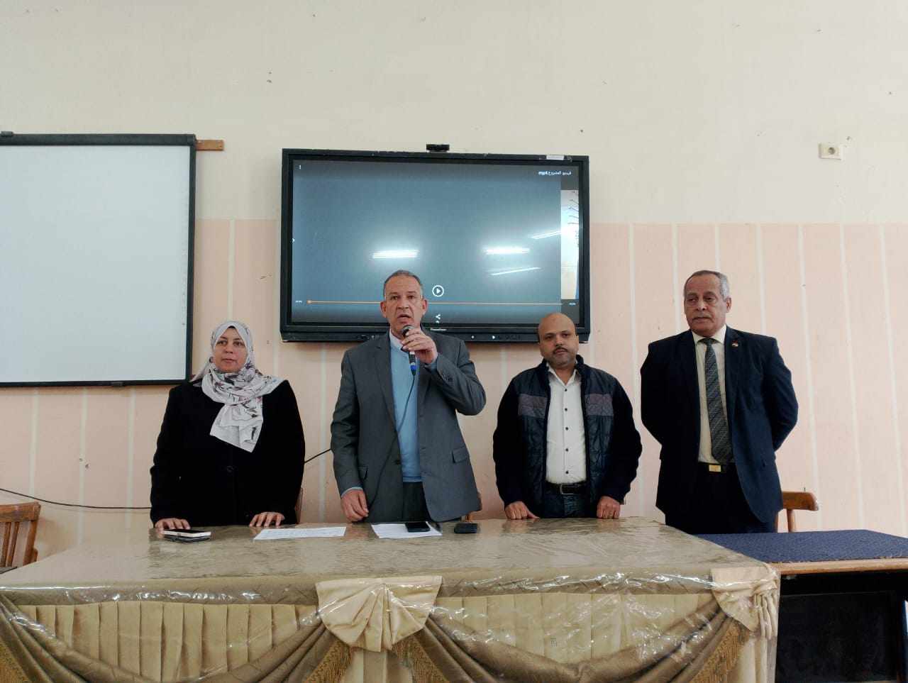 وكيل تعليم أسيوط يتابع فاعليات البرنامج القومي لتنمية مهارات القراءة والكتابة