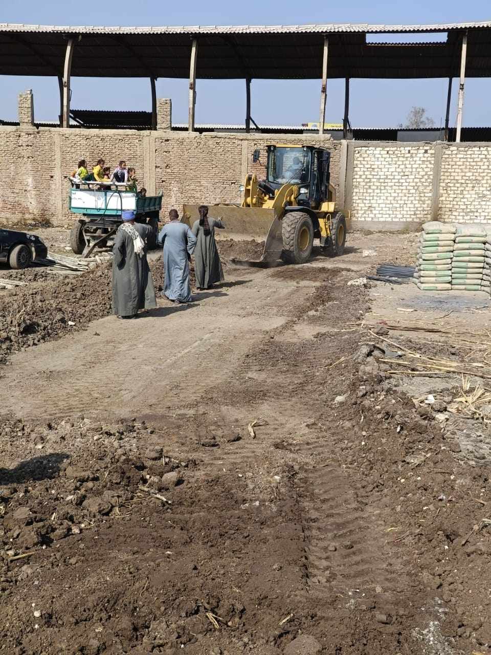 إزالة فورية لمخالفة بناء على أرض زراعية منقباد أسيوط