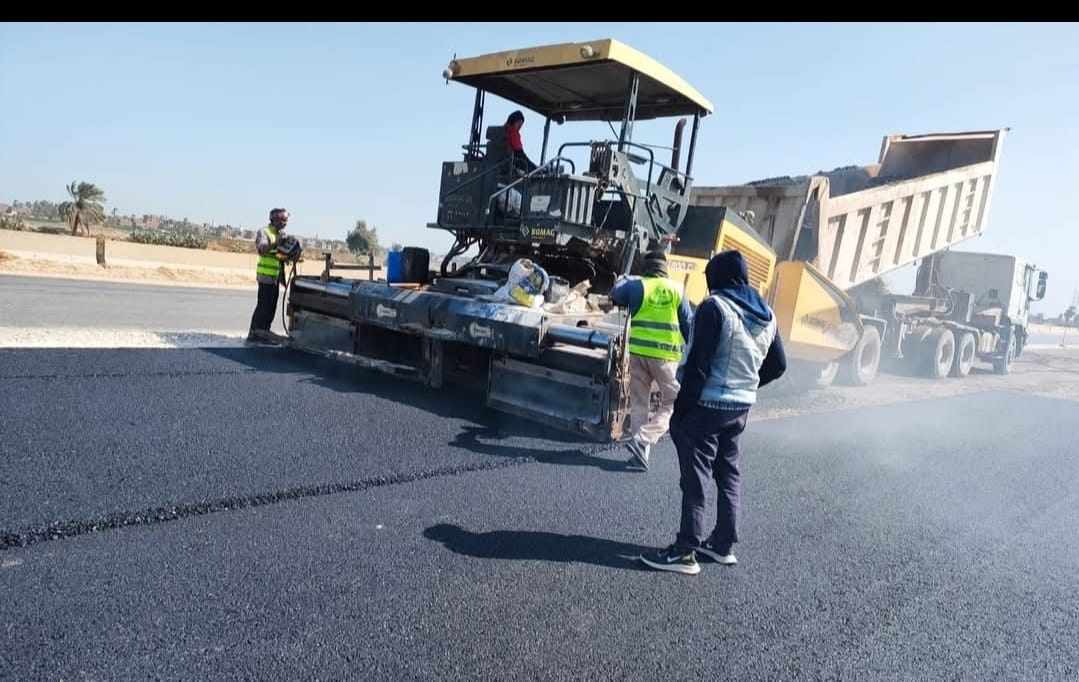 استمرار أعمال ازدواج الطريق الزراعي “أسيوط – ديروط”