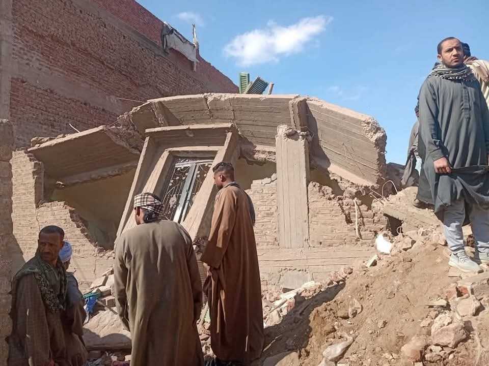 أطفال تحت الأنقاض.. انهيار منزل مكون من ٣ طوابق بأسيوط