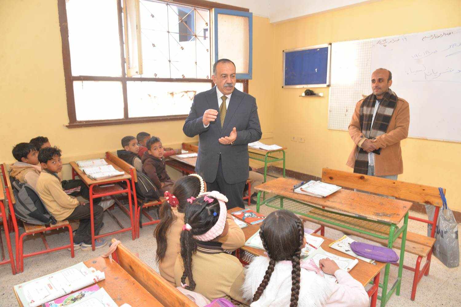 محافظ أسيوط يتفقد مدرسة بصرة الابتدائية المشتركة لمتابعة سير العملية التعليمية