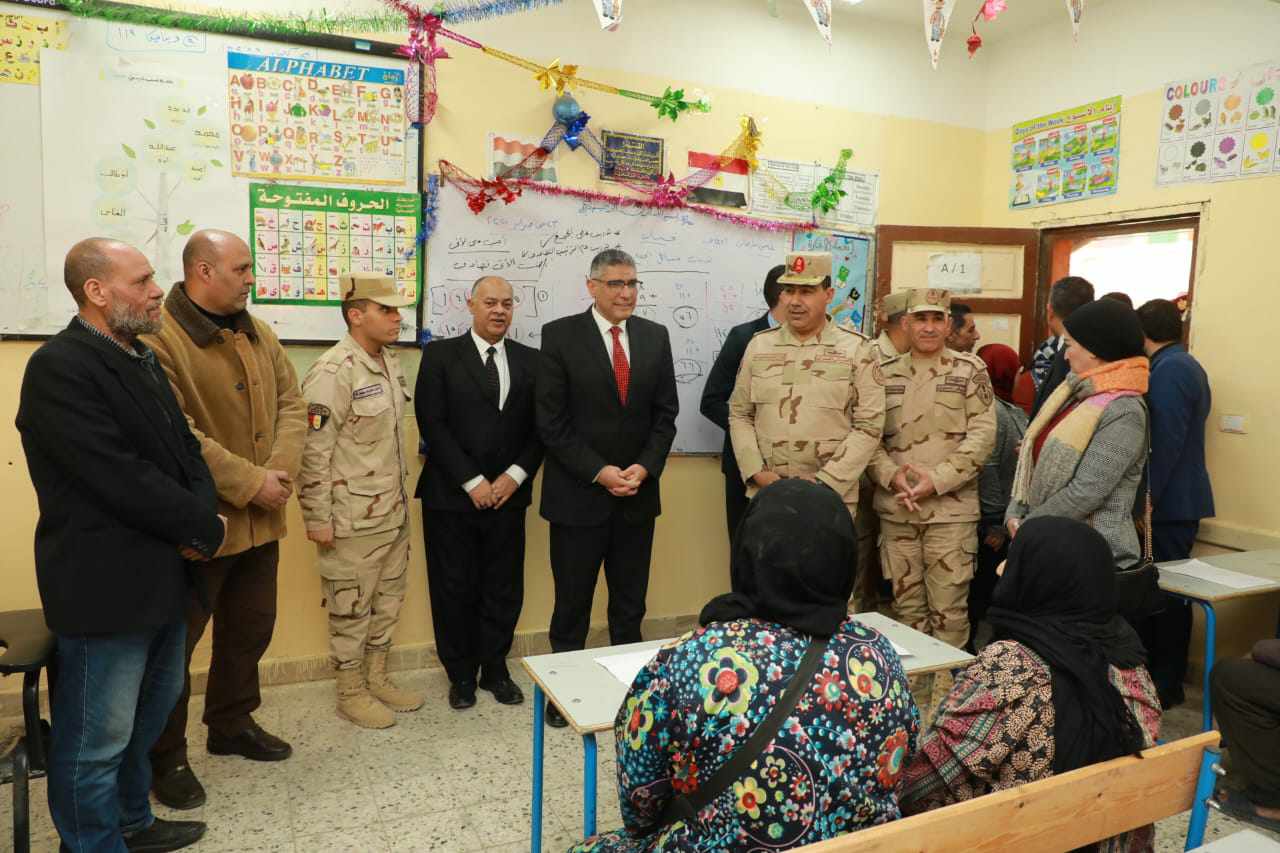محافظ الجيزة وقائد قوات الدفاع الشعبي والعسكري يتفقدان فصول محو الأمية بالعجوزة