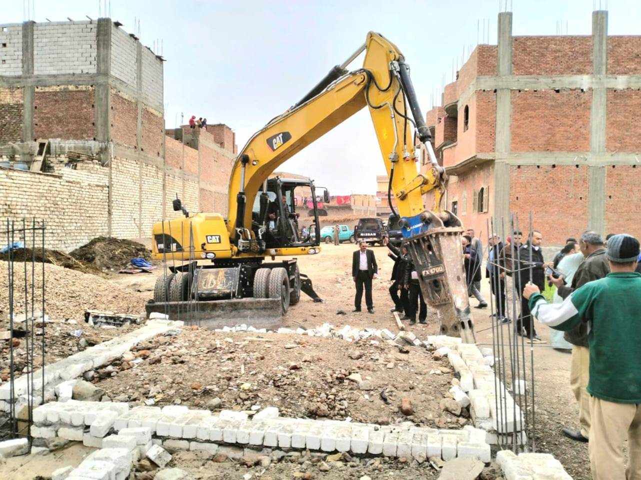 إزالة ٢٧ حالة تعد على أراض زراعية وأملاك دولة بمركز منفلوط وحي غرب أسيوط