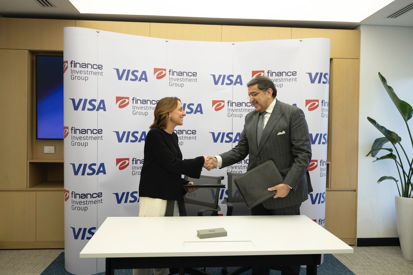 “إي فاينانس” و”فيزا” توقّعان اتفاقية “خطة النمو الاستثماري المشترك” لتعزيز الخدمات المالية الرقمية