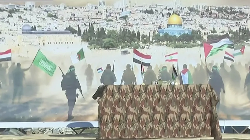 أعلام عربية ورسالة ضمنية.. ماذا حمل “جرافيتي” تسليم المحتجزين اليوم؟