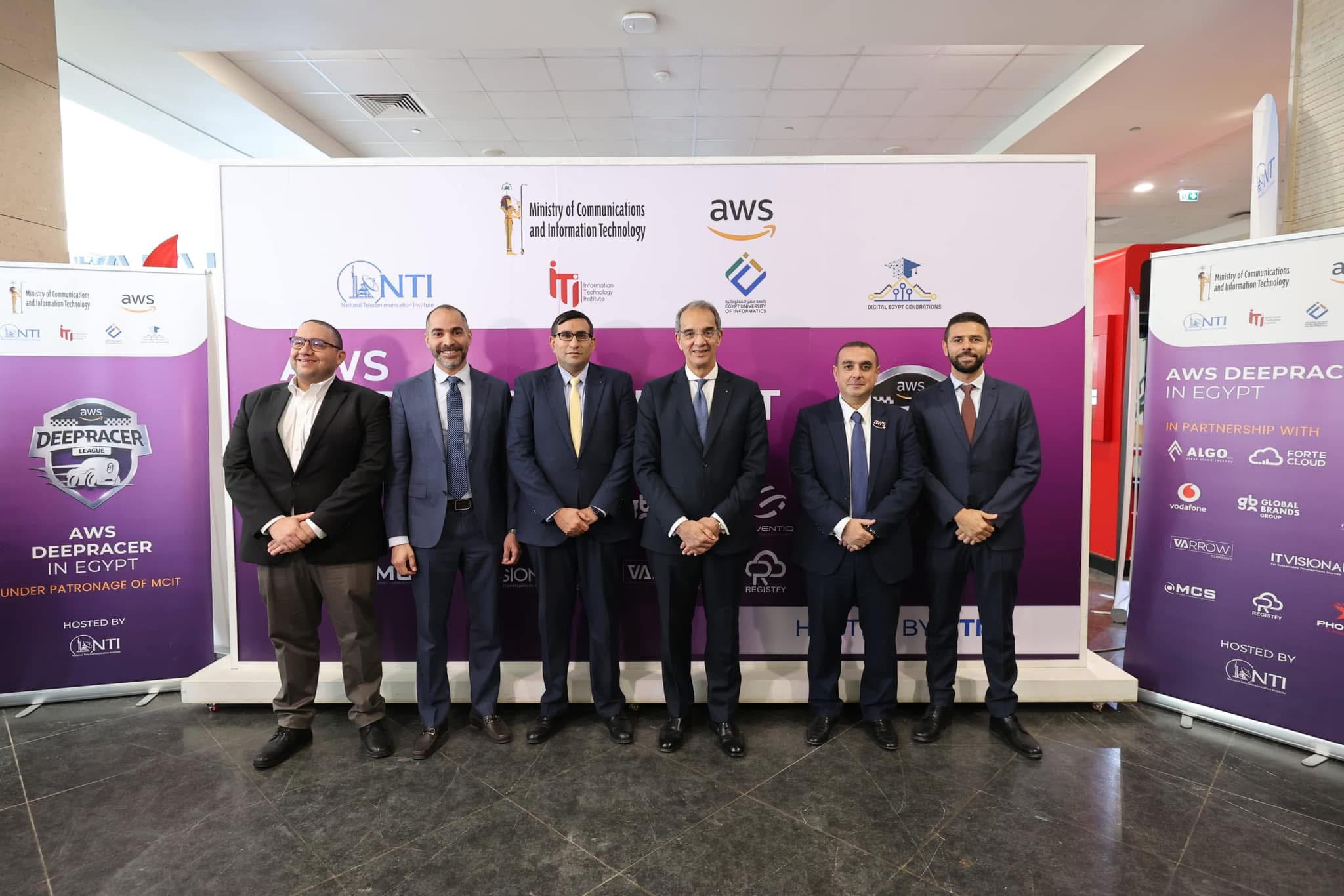 وزير الاتصالات يكرّم الفائزين بمسابقة السيارات ذاتية القيادة باستخدام الذكاء الاصطناعى