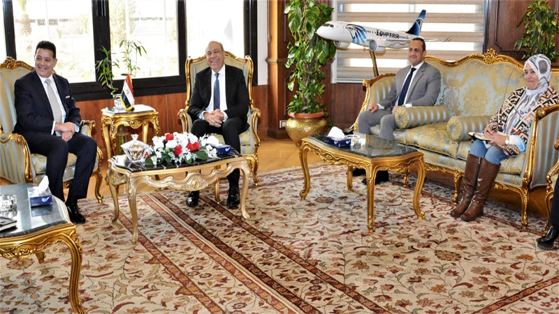وزير الطيران يجتمع مع كبري الشركات العالمية المتخصصة فى مجال مشروعات تطوير البنية التحتية وإدارة وتشغيل المطارات لبحث أوجه التعاون المشترك فى هذا المجال
