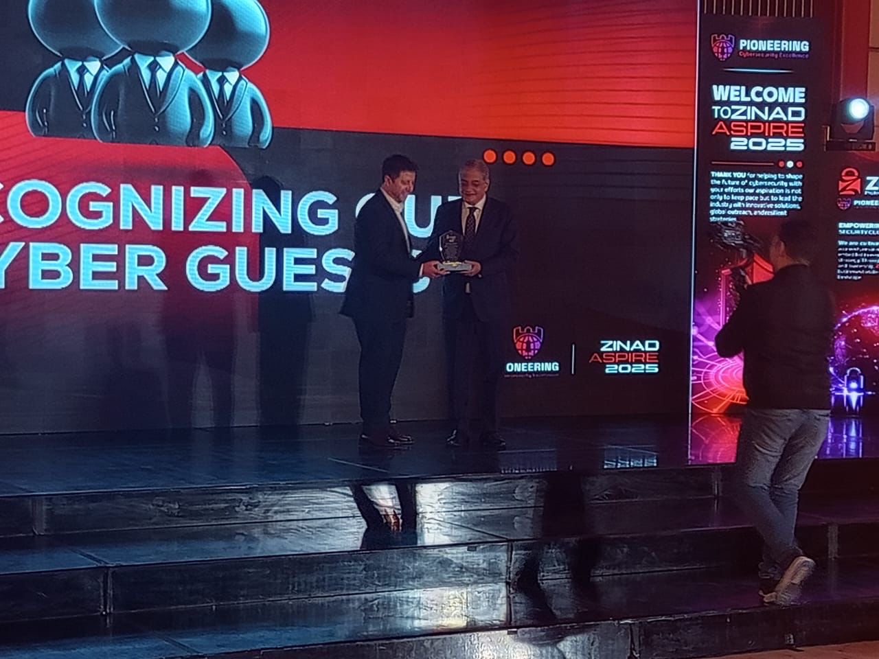 ‏ZINAD العالمية تُكرِّم أسامة كمال تقديرًا لتأثيره المُلهم في نشر الوعي بالأمن السيبراني في الشرق الأوسط