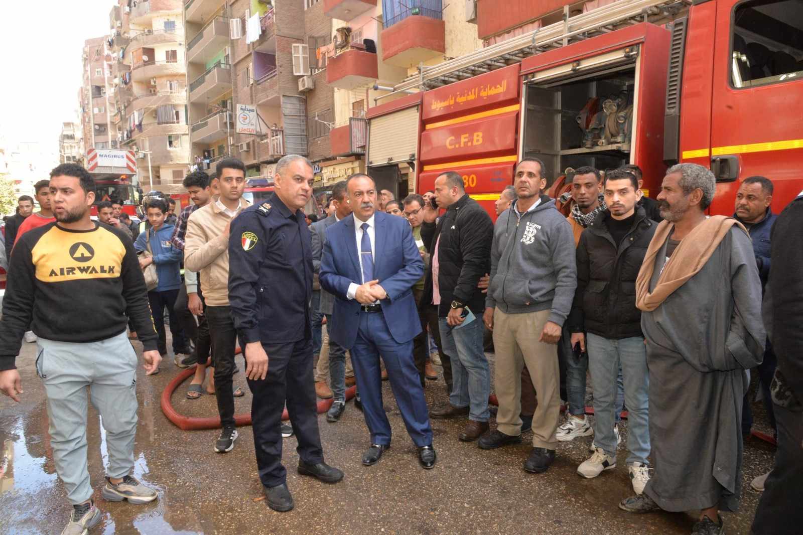 “دون خسائر فى الأرواح”محافظ أسيوط يتابع أعمال السيطرة على حريق بوحدة سكنية