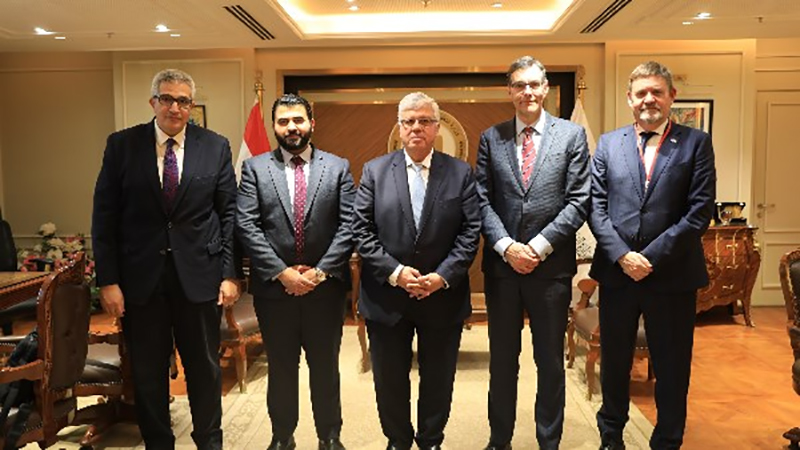 وزير التعليم العالي يبحث آليات تعزيز التعاون مع وفد جامعة “إيست إنجليا” البريطانية