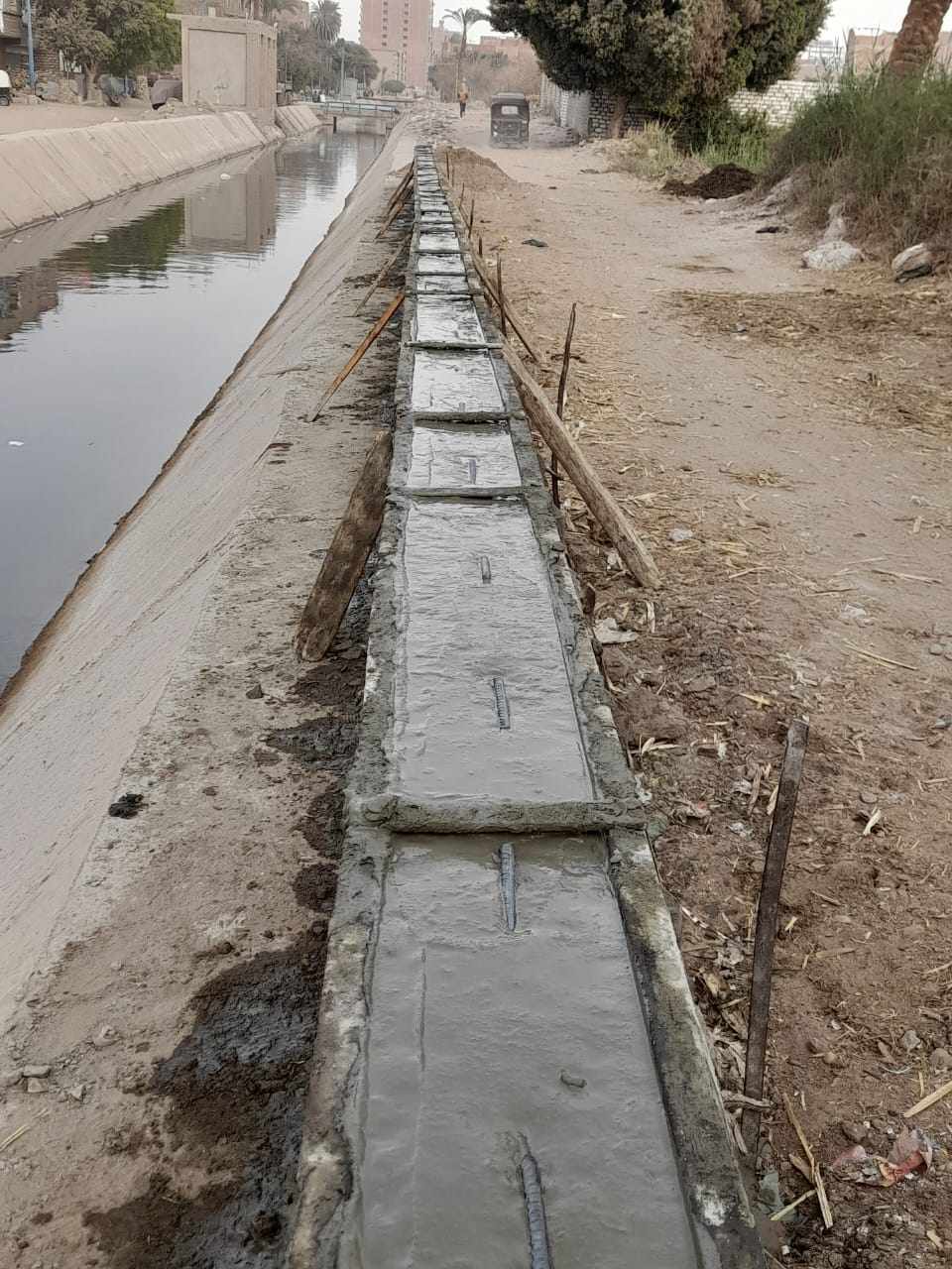 تطهير وإنشاء حاجز خرساني على الترع والمصارف بمراكز أسيوط