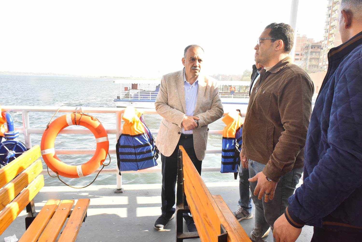 محافظ أسيوط يتفقد عبارات نقل المواطنين والمركبات والأتوبيس النهري