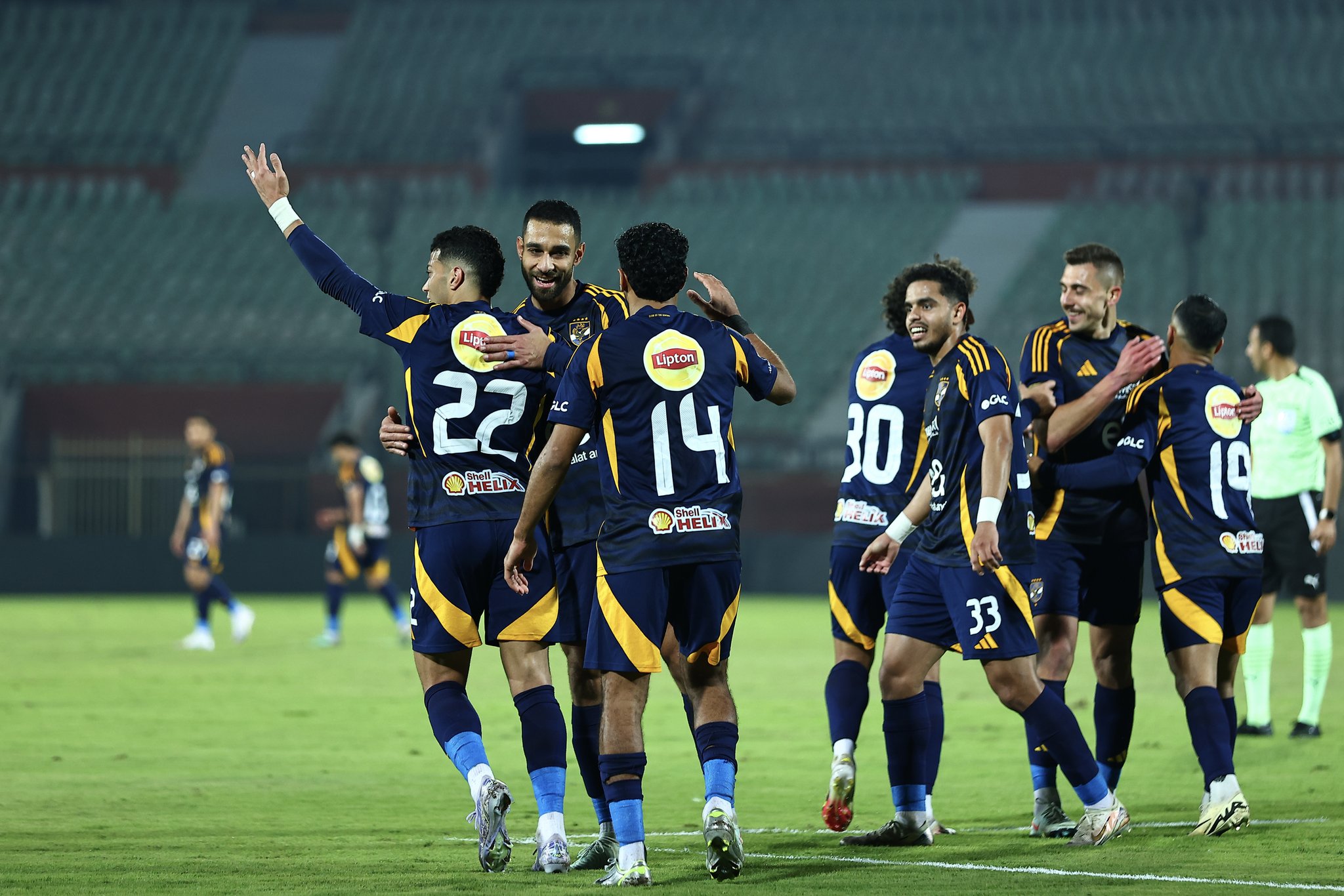 بثلاثية في مرمى مودرن سبورت .. الأهلي يشعل قمة الدوري