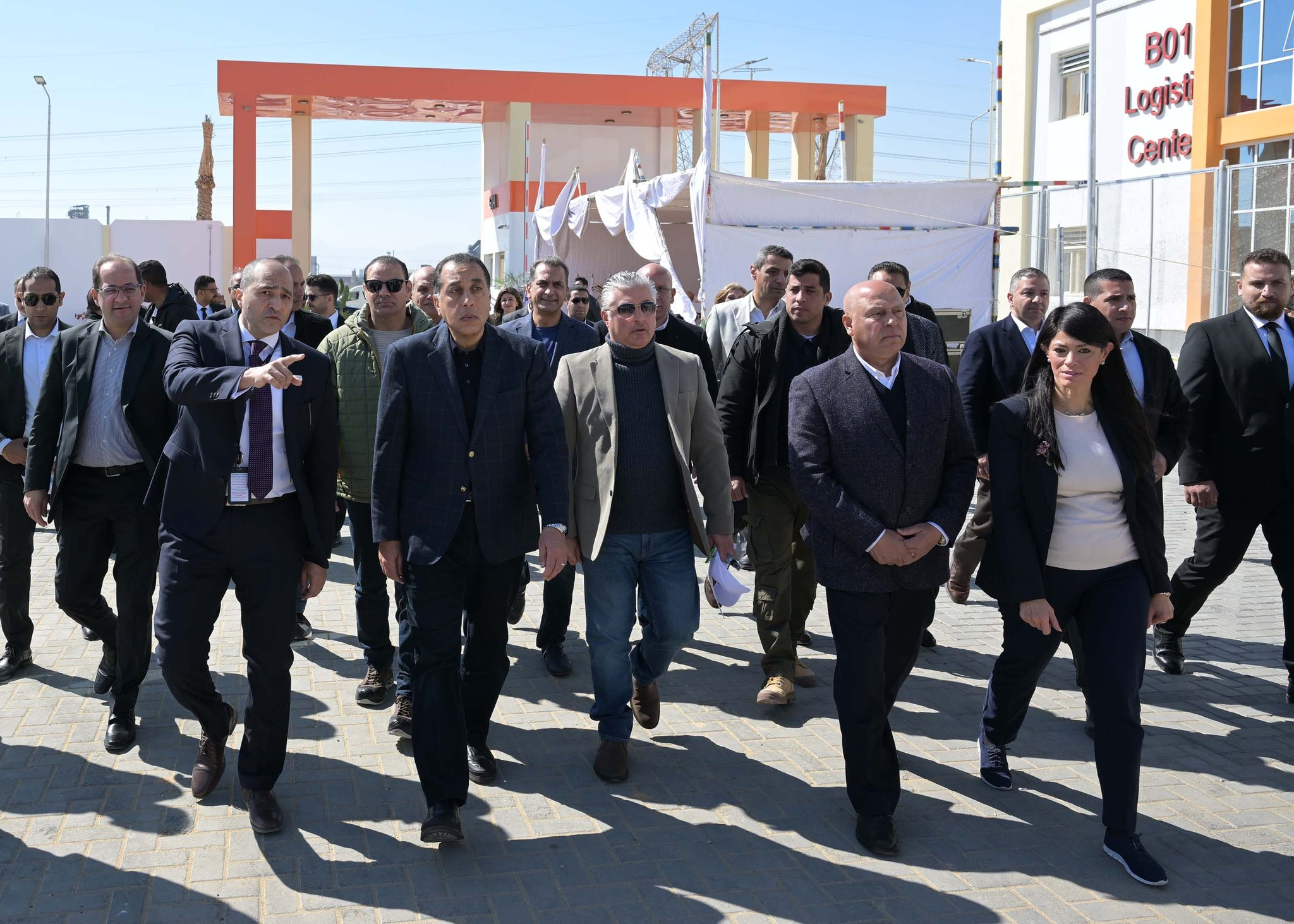 رئيس الوزراء يفتتح مشروعات توفر 10 آلاف فرصة عمل