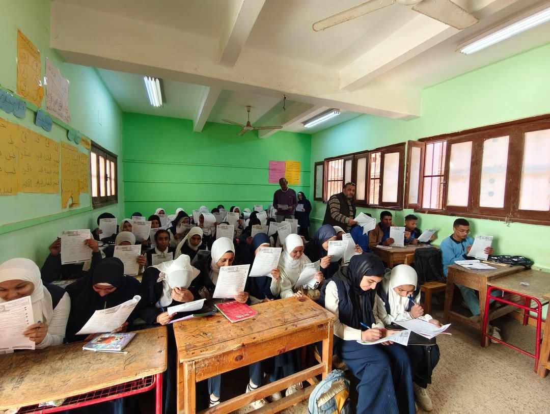 تنظيم مجموعات تقوية مجانية لطلاب الشهادة الإعدادية بإحدى مدارس أسيوط