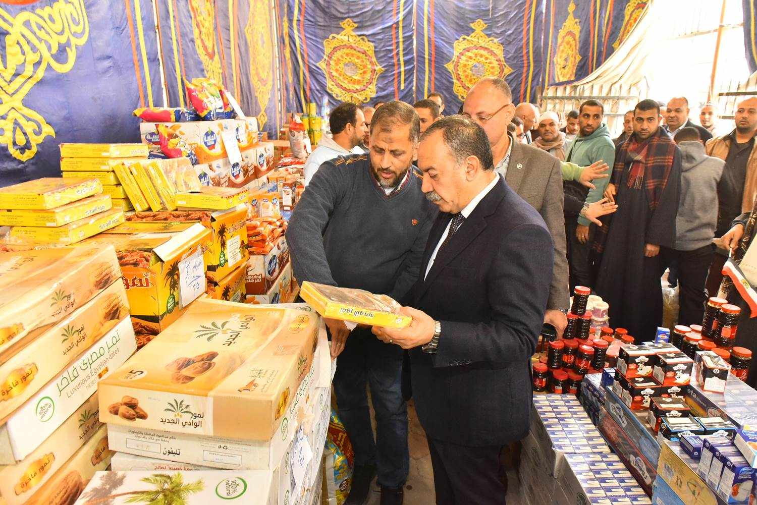 افتتاح معرض “أهلاً رمضان” بشارع الجيش بمدينة صدفا في أسيوط