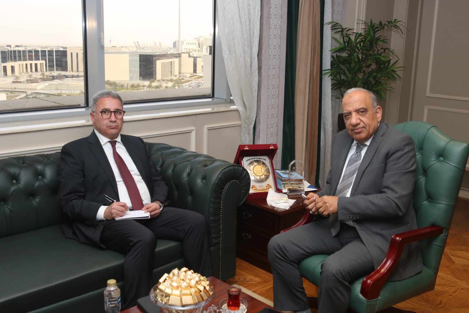 وزير الكهرباء يلتقي السفير المصري الجديد لدى الصين لتعزيز التعاون