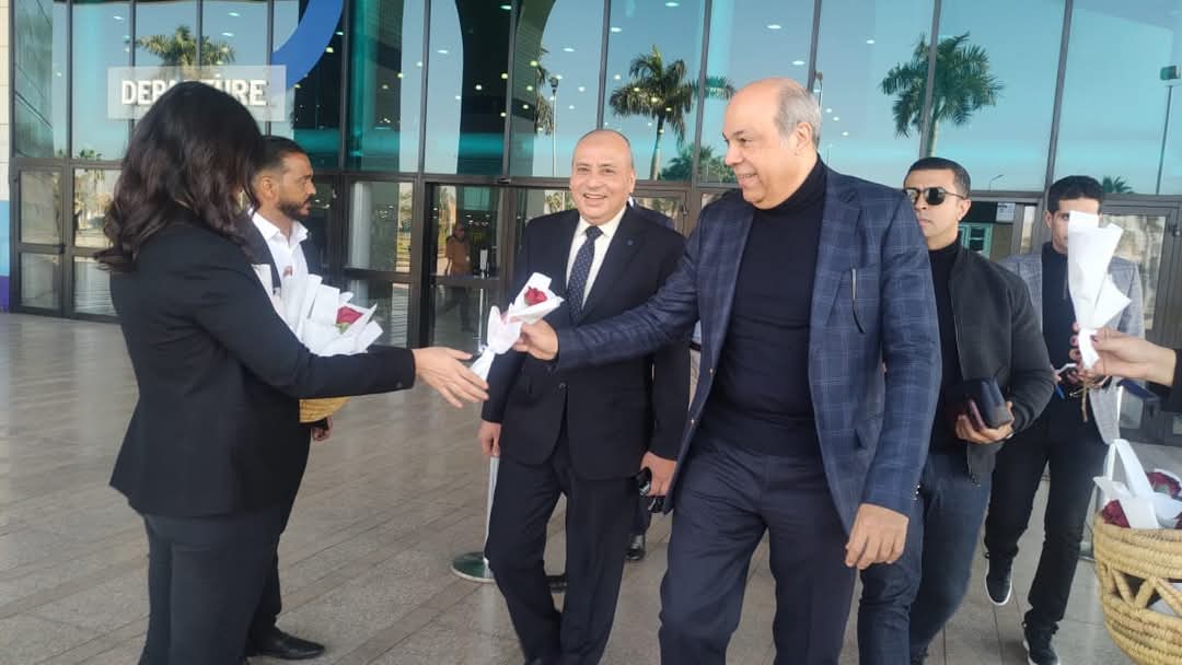 استقبال رسمي وحفاوة ببعثة الأهلي في مطار الأقصر الدولي إستعداداً لإحتفالية كأس العالم للأندية.
