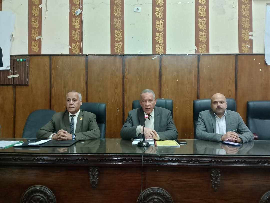 وكيل تعليم أسيوط يعقد اجتماعا مع مديري المدارس لتنمية مهارات القراءة والكتابة