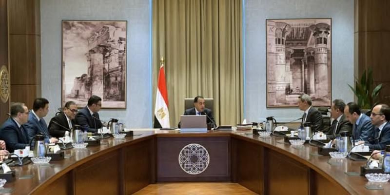 مدبولي يطلع على مخطط مدينتي السويس وسفنكس الجديدتين