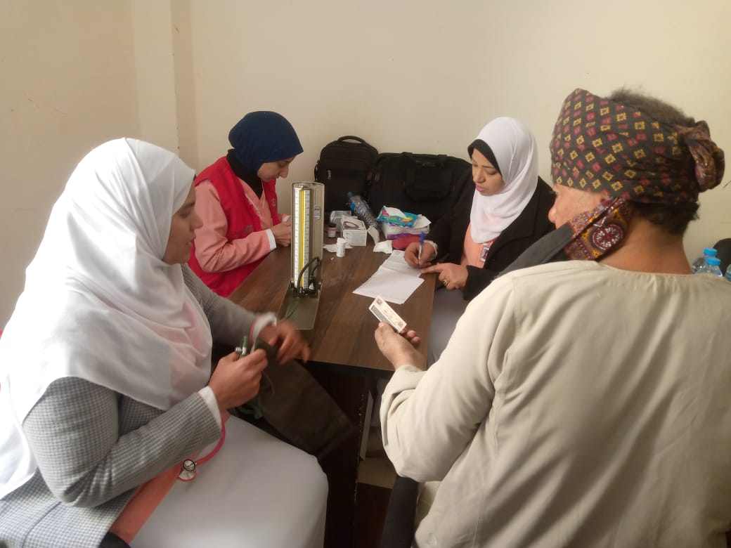 محافظ أسيوط: الكشف الطبي على 35 من العمالة غير المنتظمة ضمن “الكشف المبكر عن الأمراض المزمنة”