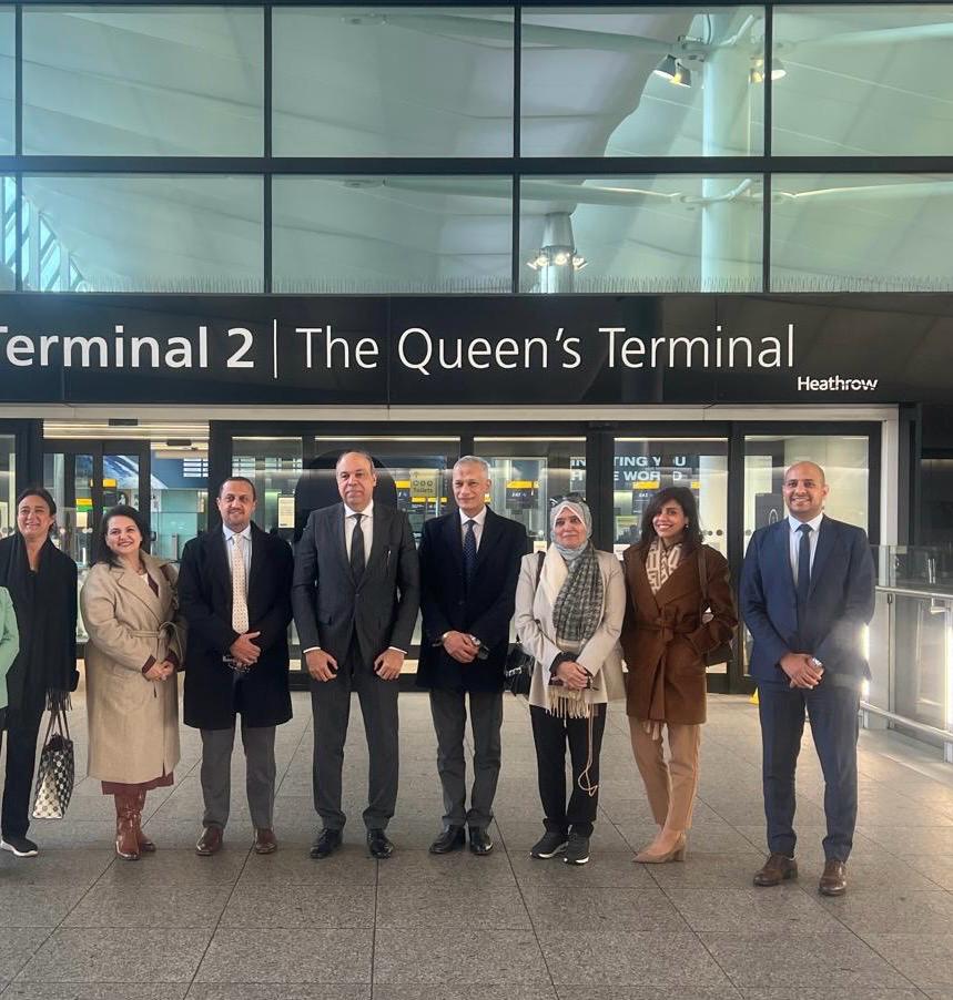وزير الطيران والوفد المرافق له في جولة تفقدية بمطار هيثرو الدولي لتعزيز التعاون