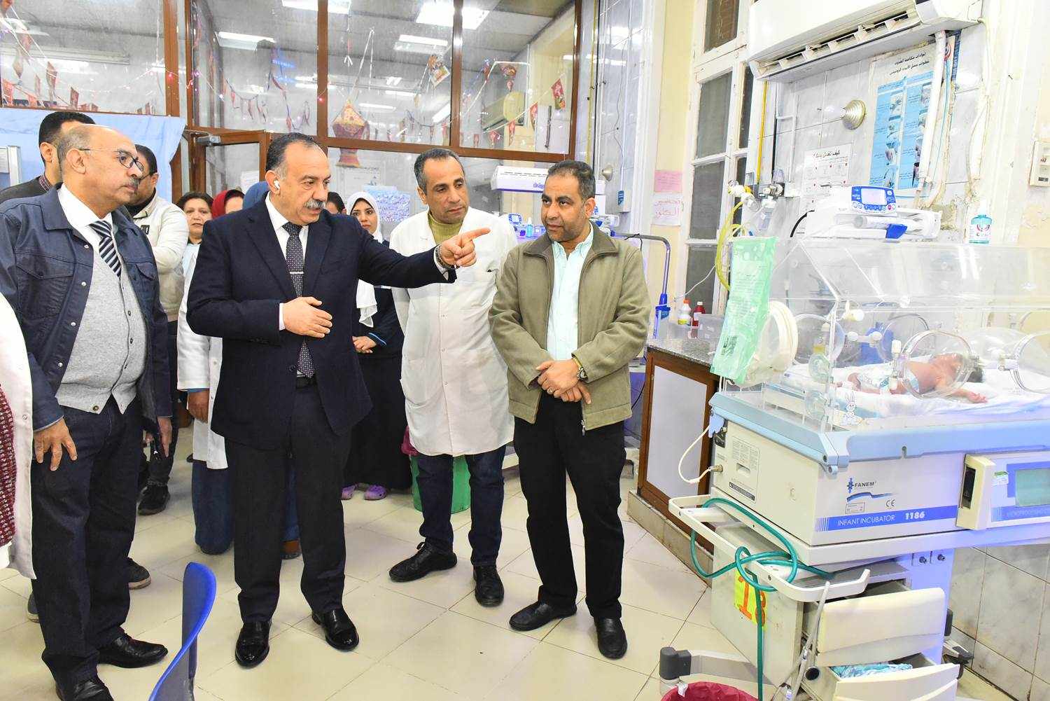 محافظ أسيوط يشهد تسليم 3 أجهزة حضانة أطفال جديدة لمستشفى النساء والولادة