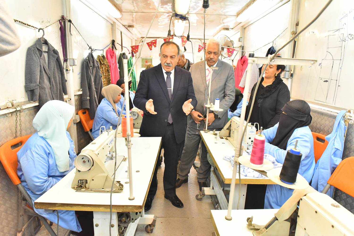 محافظ أسيوط يتفقد سير العمل بوحدة التدريب المتنقلة لأعمال الخياطة بمدينة أبوتيج