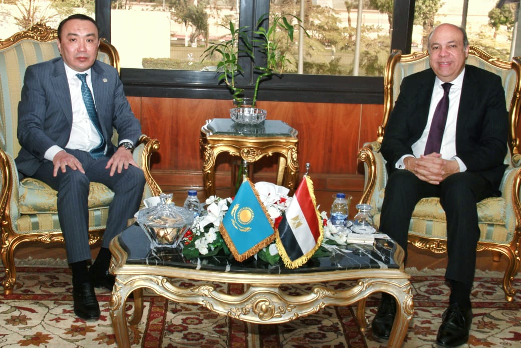 وزير الطيران المدني يبحث مع السفير الكازاخستانى دعم علاقات التعاون الثنائية