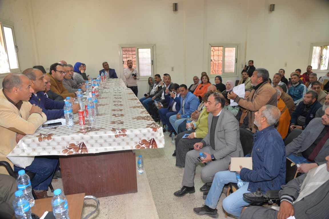 محافظ أسيوط يلتقي المواطنين بقرية ريفا  ويوجه بحل مشاكلهم