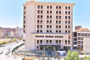 فريق طبي ينقذ حياة شاب أُصيب بطلق ناري وتوقف عضلة القلب بمستشفى جامعة أسيوط