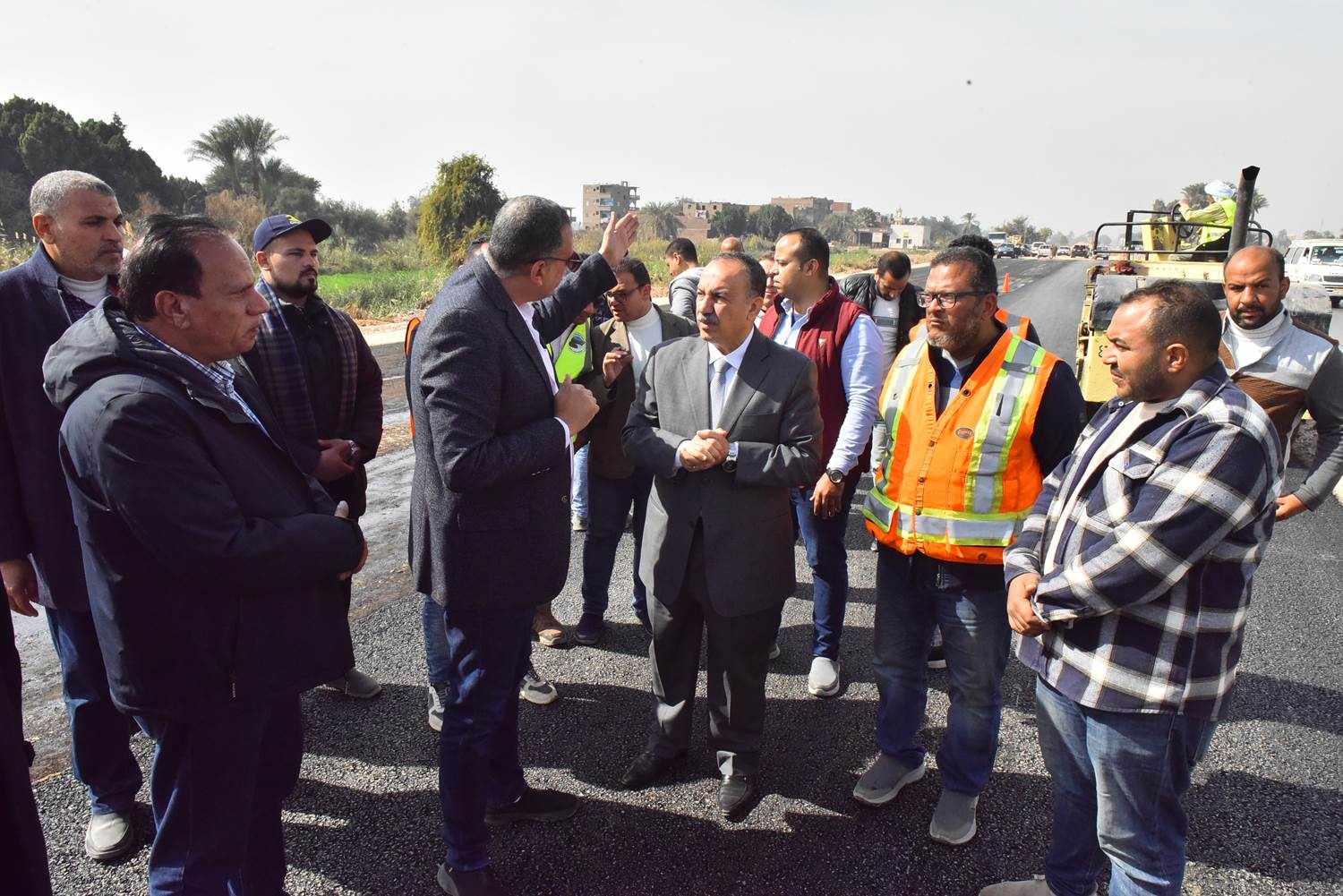 بتكلفة 600 مليون جنيه.. محافظ أسيوط يتفقد رصف ازدواج الطريق الزراعي ديروط