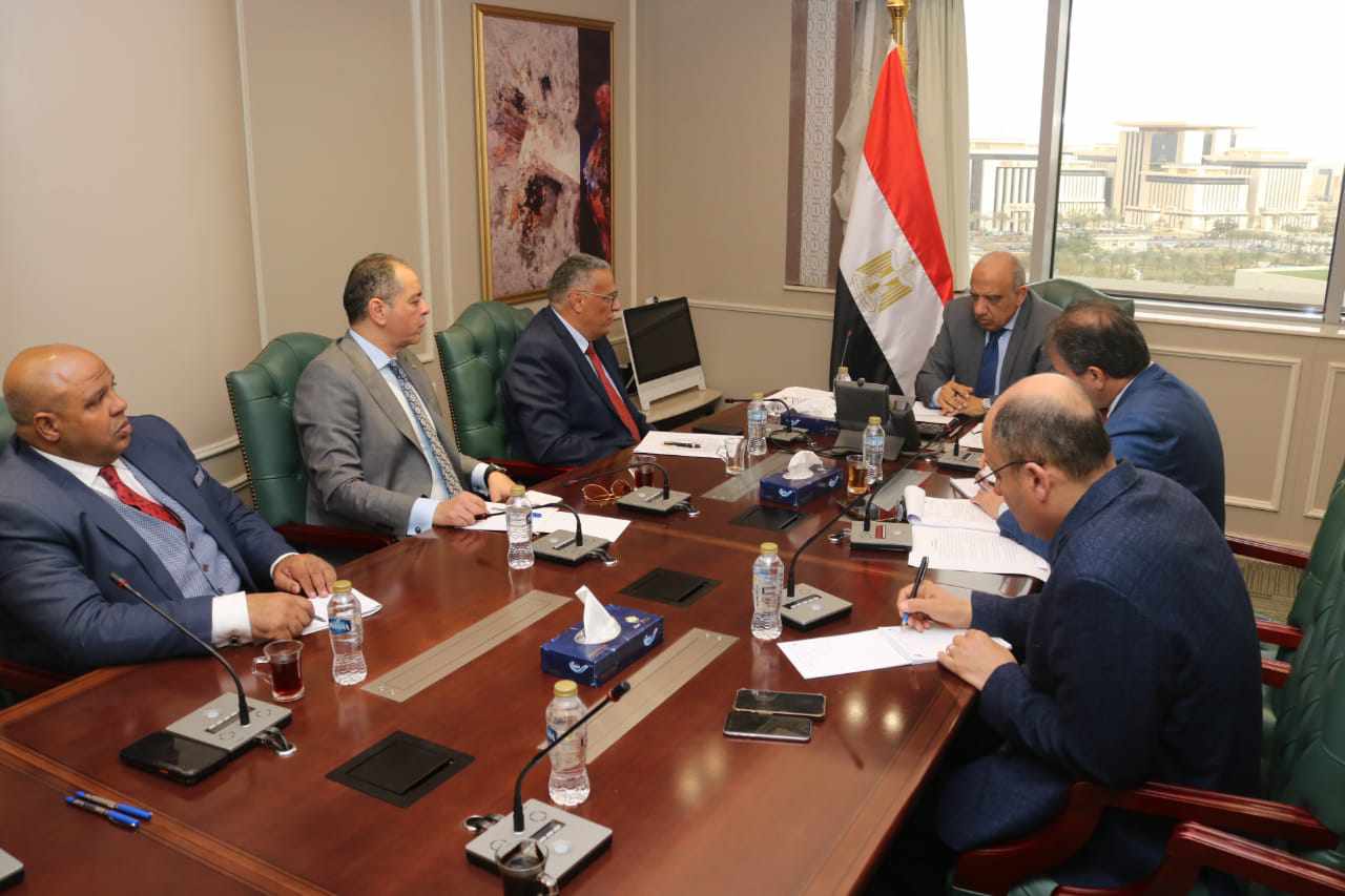 وزير الكهرباء يناقش مع “العبادي” سبل توفير التغذية الكهربائية لخطة التنمية