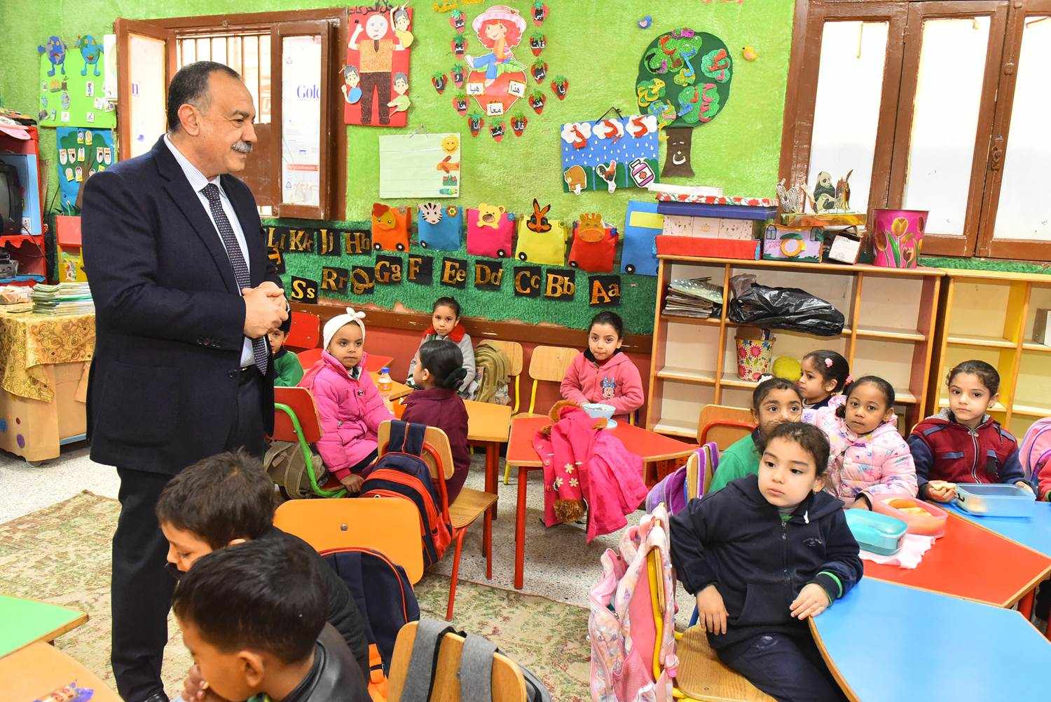 محافظ أسيوط يتفقد مدرسة طارق بن زياد الابتدائية المشتركة
