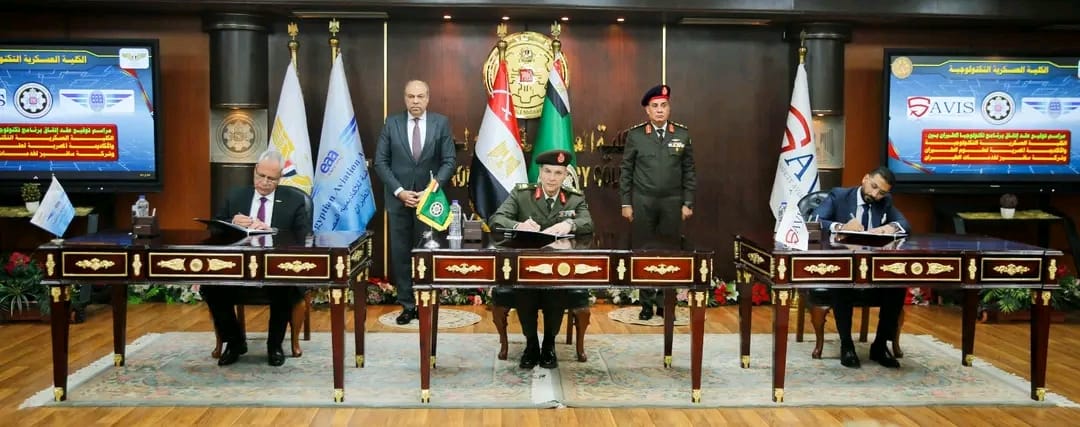 بحضور وزير الطيران: الكلية العسكرية التكنولوجية توقع عقد إتفاق مع القابضة للأكاديمية المصرية لعلوم الطيران و” سافز “