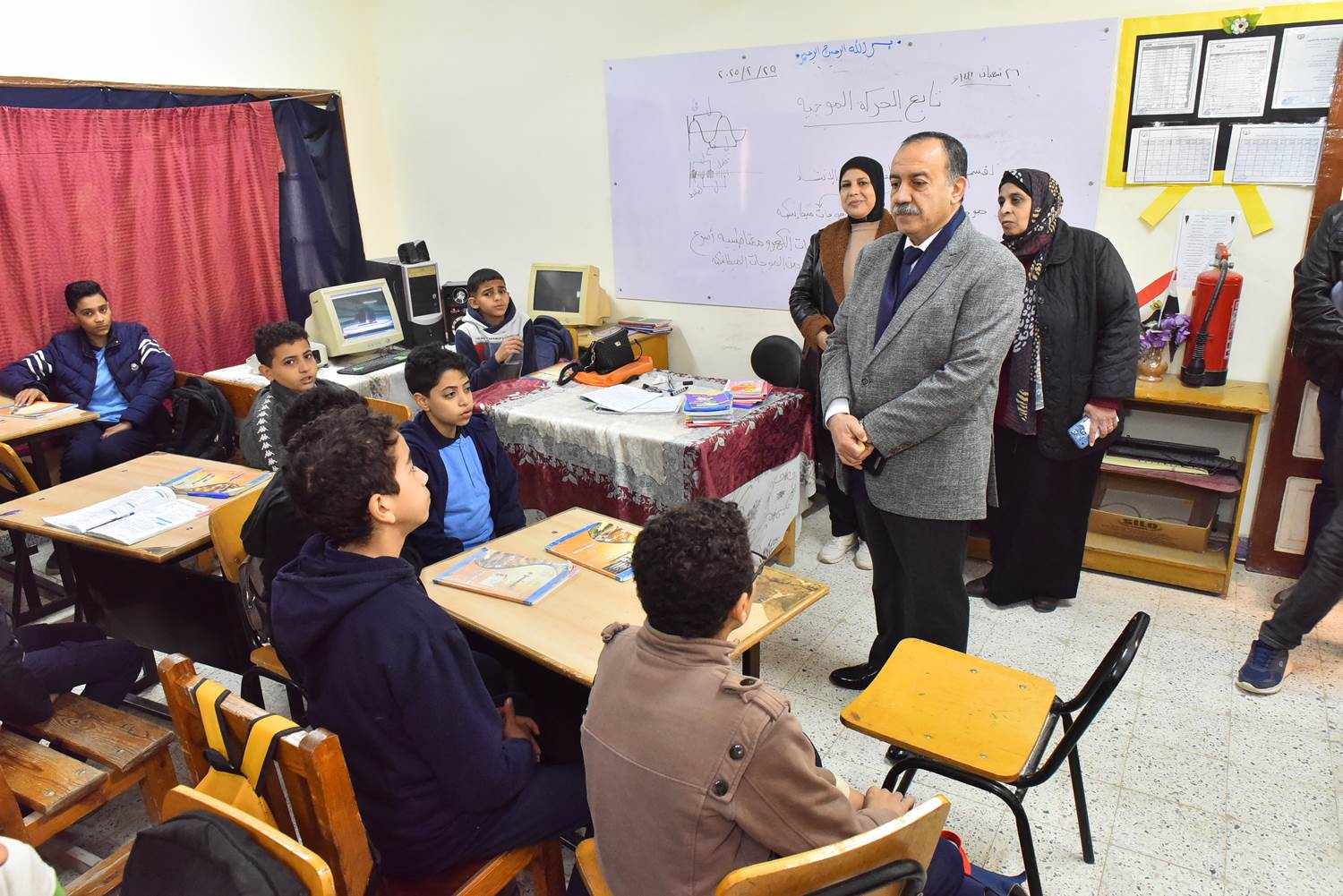 إيقاف 4 قيادات ومعلمين عن العمل وتحويلهم للتحقيق بمدرسة النيل بأسيوط