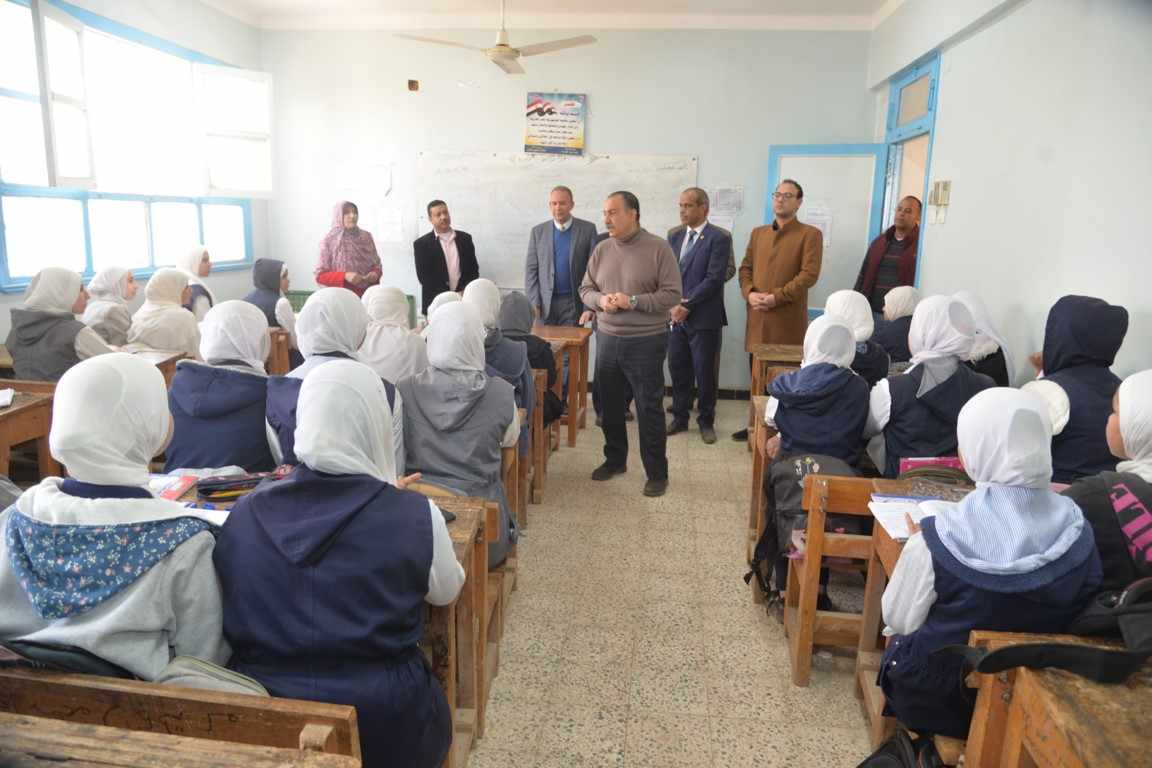 محافظ أسيوط يتفقد مدرسة ريفا الإعدادية بنات