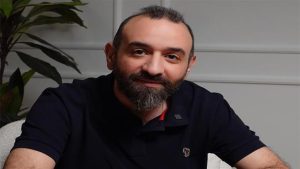 “إسماعيل ياسين” يورط عمرو سلامة.. موجة هجوم على المخرج تدفعه للاعتذار